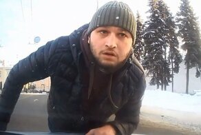 В Ярославле агрессивный водитель улетел в отбойник, а затем напал на чужой автомобиль и сломал зеркало