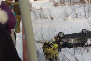 На Алтае минивэн с женщиной и двухлетним ребенком упал с моста: чудом они не пострадали