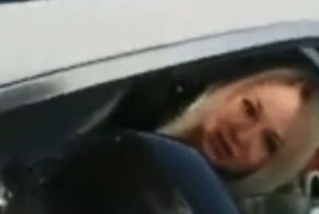 «Дети сидят голодные»: автомобилистка на белом BMW  регулярно паркуется у детского садика и перекрывает въезд