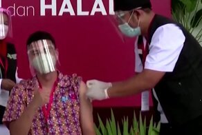 В Индонезии блогеров и музыкантов первыми привили от коронавируса