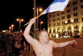 Радость финнов после победы в хоккее (12 фото)