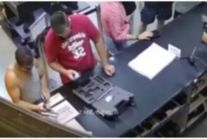 Парень случайно проверил пистолет на приятеле