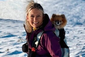 Померанский шпиц ходит по горам и занимается каякингом вместе с хозяйкой