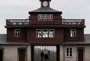 Посетители Бухенвальда катаются на ватрушках с могильников