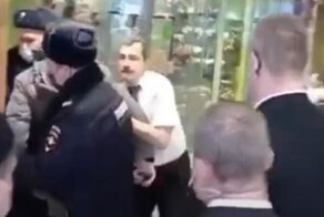 За отсутствие маски на москвича набросились полицейские и охранник без маски