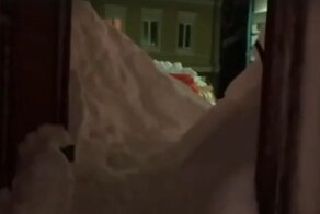 Весёлый снегоуборщик пошутил, превратив подъезд в&nbsp;российском городе в подобие берлоги