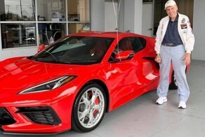 Ветеран отпраздновал свой 90-й день рождения, купив себе новый Chevrolet Corvette