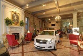 Один из старейших дилеров Cadillac прекращает работу. Посмотрите, в какой обстановке они продавали автомобили