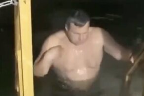 "Либо трусы надень, либо крестик сними": в соцсетях посмеялись над окунавшимся в прорубь Соловьевым