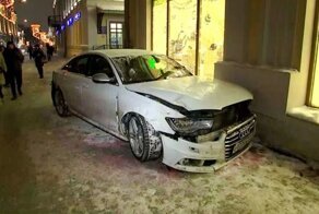 Авария дня. В центре Москвы машина вылетела на тротуар после ДТП и сбила женщину