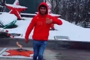Подростка, станцевавшего лезгинку у Вечного огня, заставили извиниться