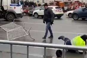 В Петербурге протестующий напал на автоинспектора и скрылся в толпе