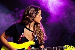 Девушку раскритиковали за ношение футболки Metallica, а та в ответ сыграла на гитаре