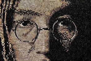 Художник создает мозаичные портреты из клавиш компьютерной клавиатуры