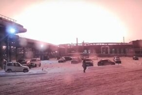 Момент взрыва и кадры тушения пожара на заводе в Уфе