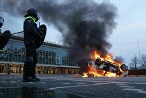 Поджоги и мародёрство, как реакция на действия covid-резидентов в Нидерландах