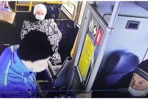 Агрессивный пассажир набросился на водителя автобуса после просьбы надеть маску