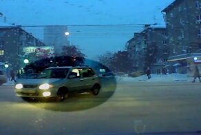 Неожиданный маневр: водитель начудил на перекрестке в Новосибирске