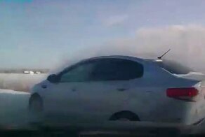 Автомобилист на KIA ушел в сугроб, чтобы избежать серьезного ДТП