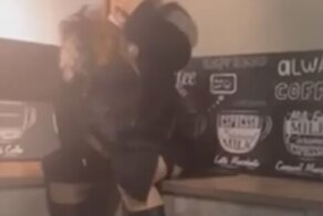 Женщина справила нужду прямо в раковину за 160 тысяч рублей