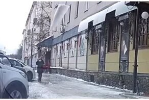 Ледяные глыбы упали в считанных сантиметрах от женщины