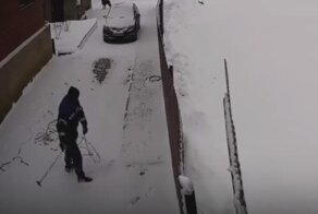 Уборка снега с крыши пошла не по плану