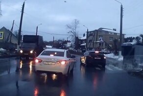 Когда все стоят, всегда найдется самый умный спешащий водитель