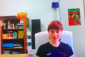 Девушка прославилась, забыв убрать "резинового друга" перед онлайн-конференцией: видео