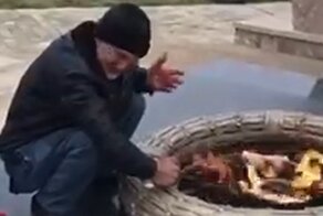 "Даже курицу можно": дагестанец пожарил шашлык у Вечного огня и был пойман