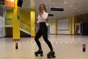 Впечатляющий трюк от очень гибкой девушки