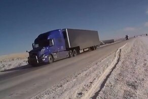 Вильнул хвостом: полицейский из США снял на нательную камеру зрелищное ДТП