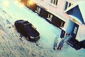 Авто и двух женщин накрыла лавина ...с крыши морга