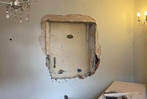 Призраки в доме  помогли мужчине найти секретную дверь