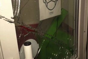 Лесоруб едва не устроил в кафе "кировскую резню бензопилой". Его остановила дверь