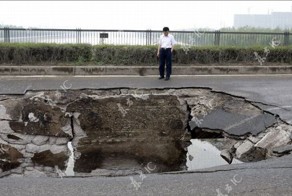 Китайский мост поглотил китайский грузовик (11 фото)