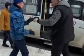 Драка между школьником и водителем маршрутки попала на видео