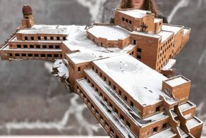 Пуховики с объёмными архитектурными достопримечательностями
