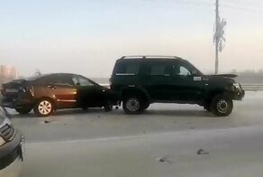 Авария дня. Открывшийся на ходу капот УАЗа привел к массовому ДТП