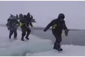 На Сахалине рыбакам пришлось спасаться бегством с оторвавшейся льдины