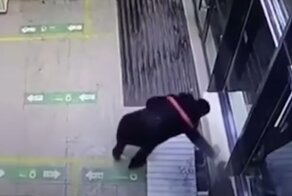 В Сбербанке мужчина сорвал батарею и залил офис кипятком