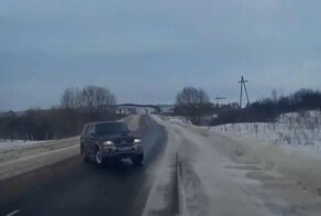 Дедушка хотел свернуть в поле, но не заметил встречную машину