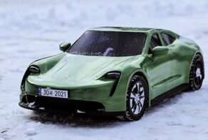 Посмотрите, как этот художник создает модель Porsche Taycan с помощью 3D-ручки