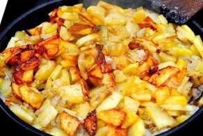 Пахло жареной картошкой с луком
