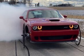 Мощнейший маслкар  Dodge Challenger Hellcat получил колеса от повозки для лошадей