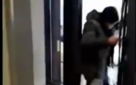 Свердловчанин попался на краже и сбежал, разбив стеклянную дверь