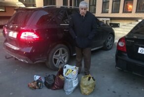 Голубой воришка: директора школы в Дагестане поймали на краже продуктов из столовой