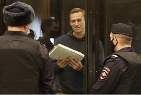 Суд определил Алексея Навального в колонию на 3,5 года