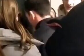 "Все - на улицу": администратор питерского кафе выгнал протестующих прямо в руки ОМОНа