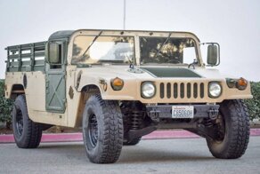 Бывший военный пикап Humvee, предназначенный для использования на дорогах, выставили на продажу