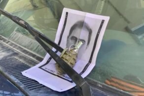 На авто замгендиректора "Рособщемаша" поместили его портрет, а чтобы не сдуло, придавили лимонкой
